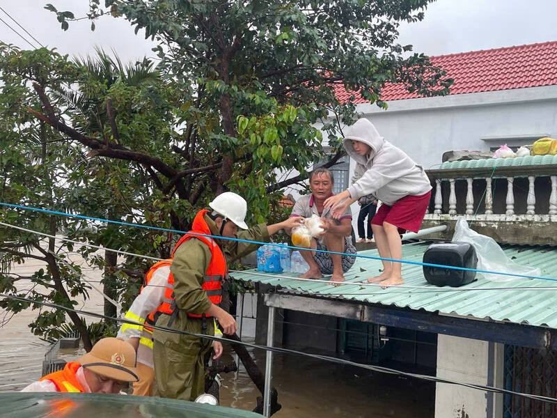 The working group of the Traffic Police Department, Da Nang City Police has urgently supported the government and people of Dak Lak in responding to floods. Photo: Da Nang City People's Committee