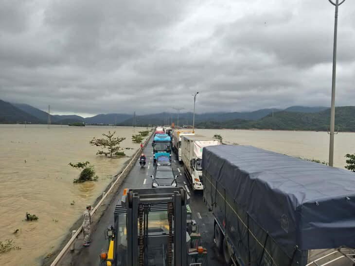 Khanh Hoa省の Co Ma 峠を通過する国道1号線は、昨夜から開通しました。写真:Huu Long