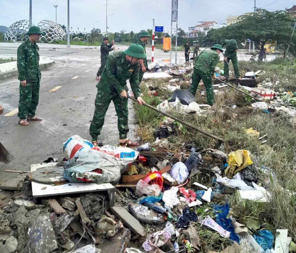 Bo doi Bien phong Khanh Hoa trien khai luc luong, phuong tien ho tro nguoi dan vung lu. Anh: Bien phong Khanh Hoa