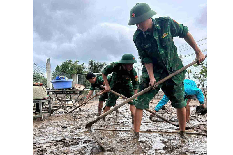 Soldiers of Khanh Hoa Border Guard and people overcome the consequences of floods. Photo: Khanh Hoa Border Guard