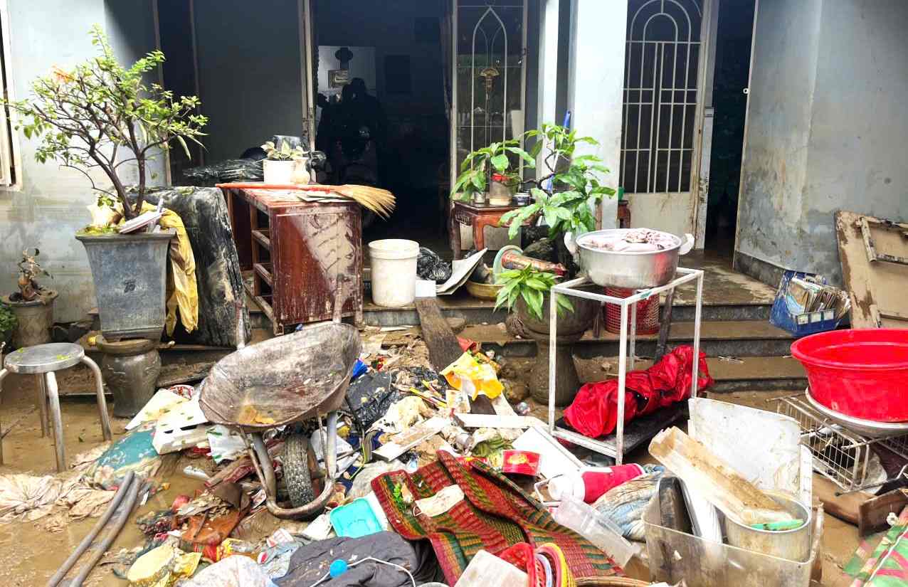 Gan 500 can bo, chien si cung 32 xe o to chuyen dung da duoc dieu dong co dong den cac dia ban trong diem. Anh: Bien phong Khanh Hoa