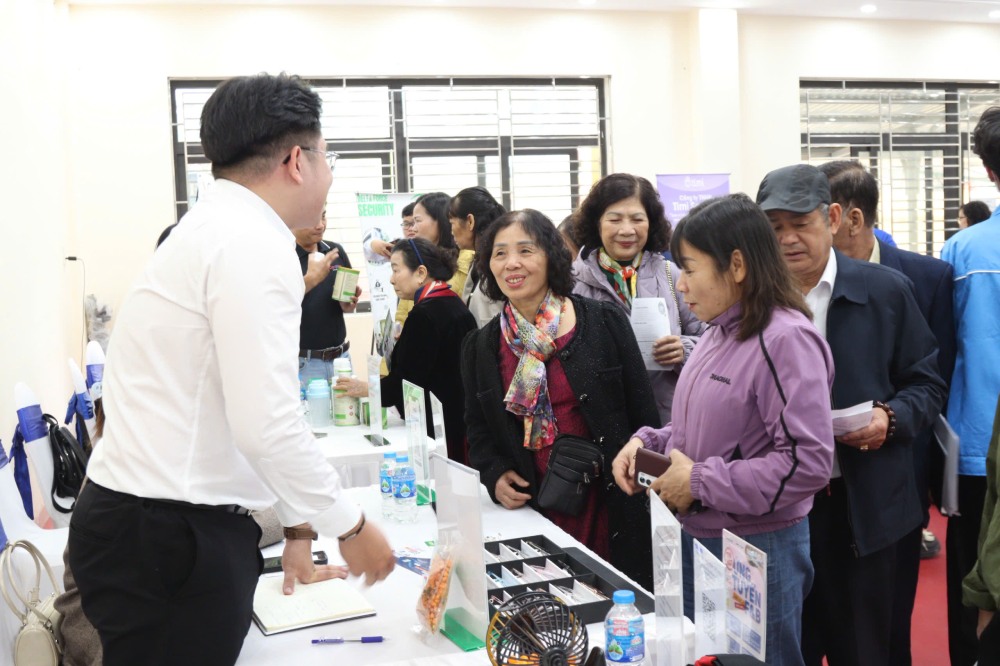 Hien nay lao dong cao tuoi co nhieu lua chon viec lam phu hop voi dieu kien thoi gian, suc khoe. Anh: Quynh Chi