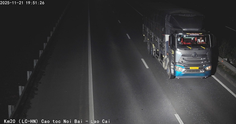 El propietario del coche es multado por rociar el cinturon de seguridad. foto: Departamento de Policia de Trafico