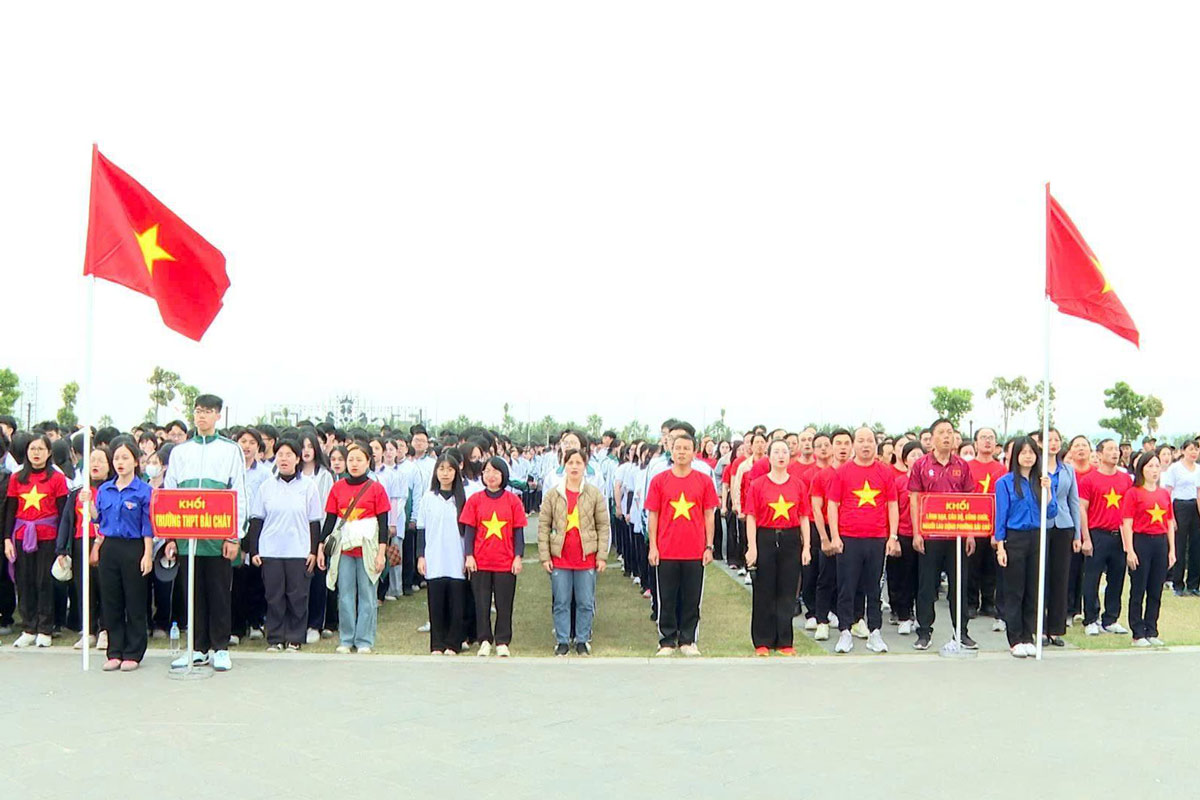 Tu 6h30 da co dong dao can bo, nhan dan, nguoi lao dong tren dia ban tinh Quang Ninh tham gia chuong trinh di bo. Anh: Phuong Bai Chay