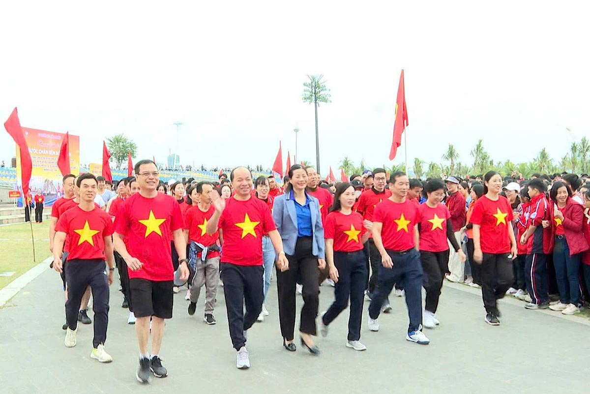 Cadres, civil servants, and businesses participated in the walking program " Steps on the shore of heritage". Photo: Bai Chay Ward
