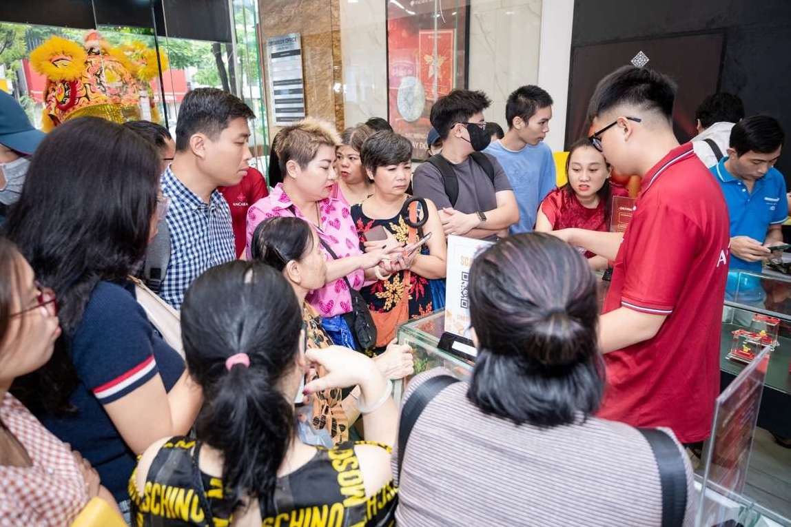 Tai mot so cua hang kinh doanh bac o Ha Noi, viec giao dich bac dien ra nhanh chong. Anh: Phuong Anh