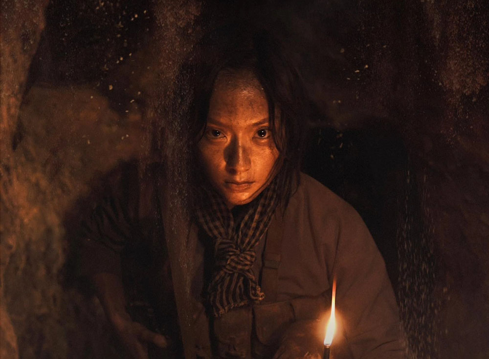 Ho Thu Anh vai du kich Ba Huong phim “Dia dao: Mat troi trong bong toi“. Anh: Nha san xuat