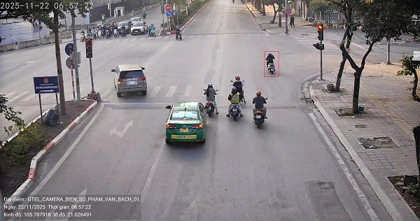 Propiedad de motocicleta multada en Hanoi. Foto: Departamento de Policia de Trafico