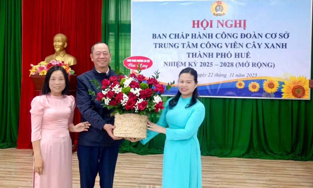 フエ市グリーンパークセンターの草の根労働組合は、拡大した執行委員会会議を開催した。写真: クアンアン