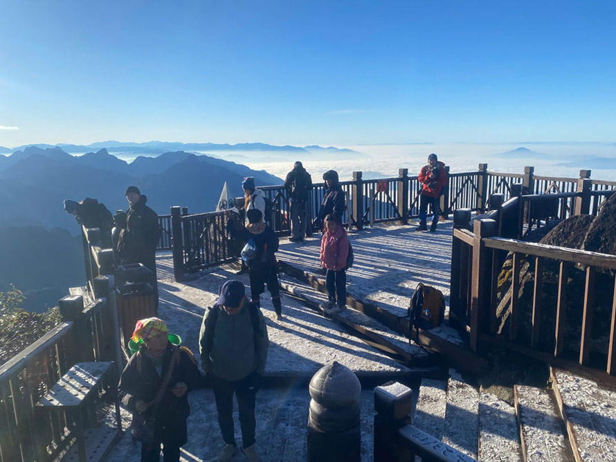 Khách thích thú check in đỉnh Fansipan phủ băng tuyết trắng như bông