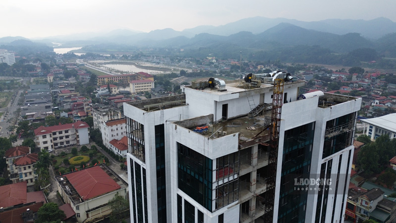 Cac hang muc dang duoc day manh thi cong. Anh: Dinh Dai