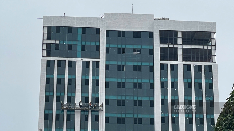 Cong nhan lam tren cao nhung thieu day bao ho. Anh: Dinh Dai