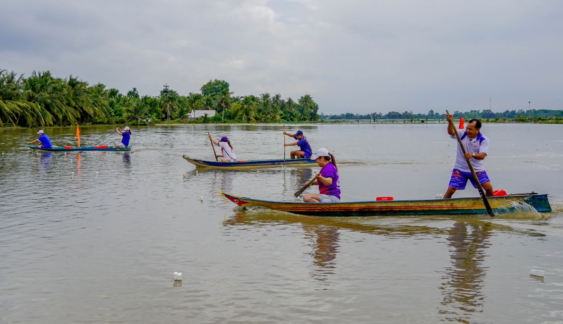 During the flood season in the West, the fields of Luong Tam commune (Can Tho city) are filled with cheers on the days of boat racing. Photo: Phuong Anh
