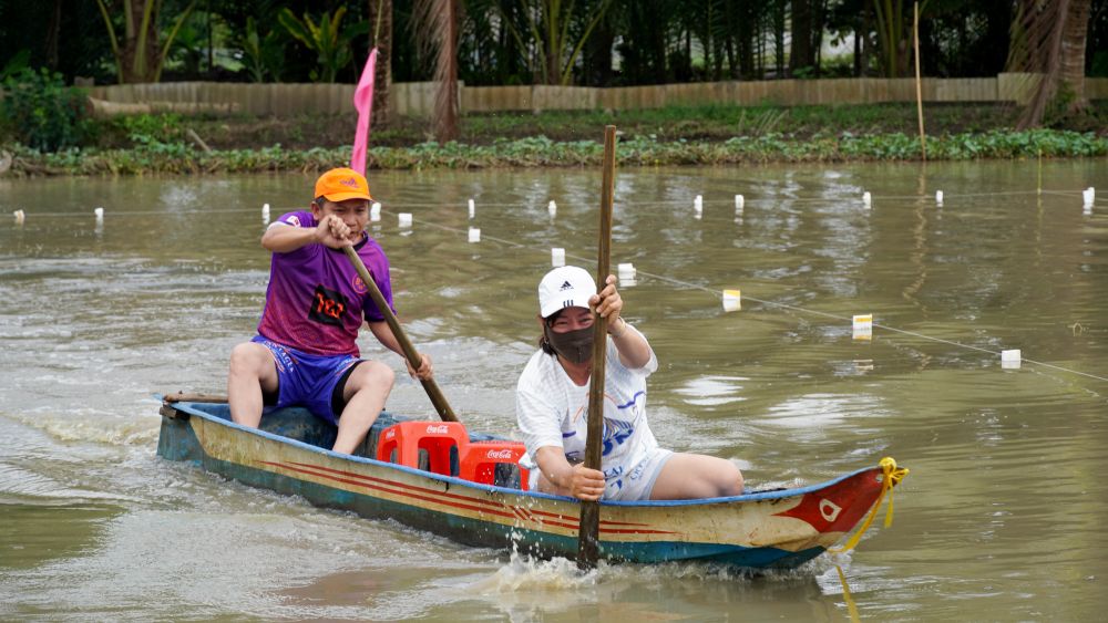 Nhung tay cheo the hien su kheo leo khi boi xuong tren mat nuoc loang loang. Anh: Phuong Anh