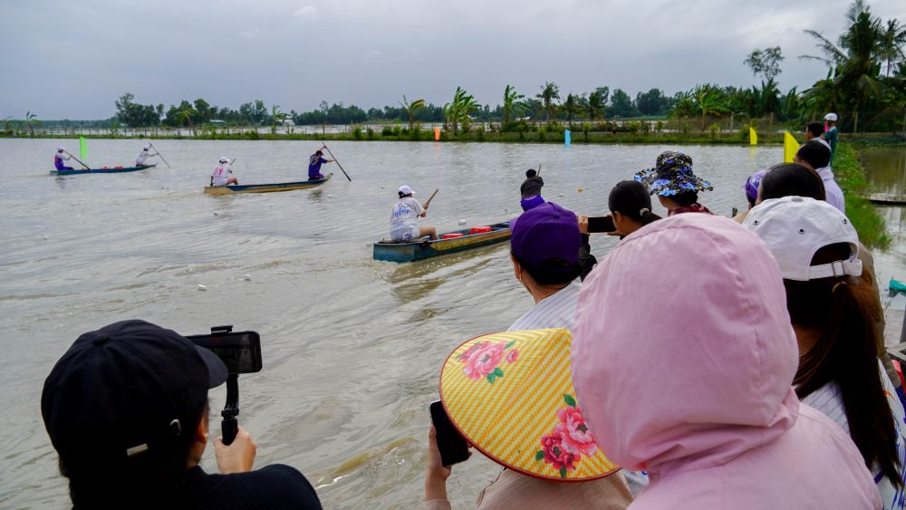 Nguoi dan hao hung co vu cac doi dua ngay giua ruong lua menh mong nuoc. Anh: Phuong Anh