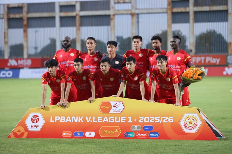 PVF-CAND dang dung o nhom cuoi bang xep hang V.League sau 11 vong dau. Anh: VPF