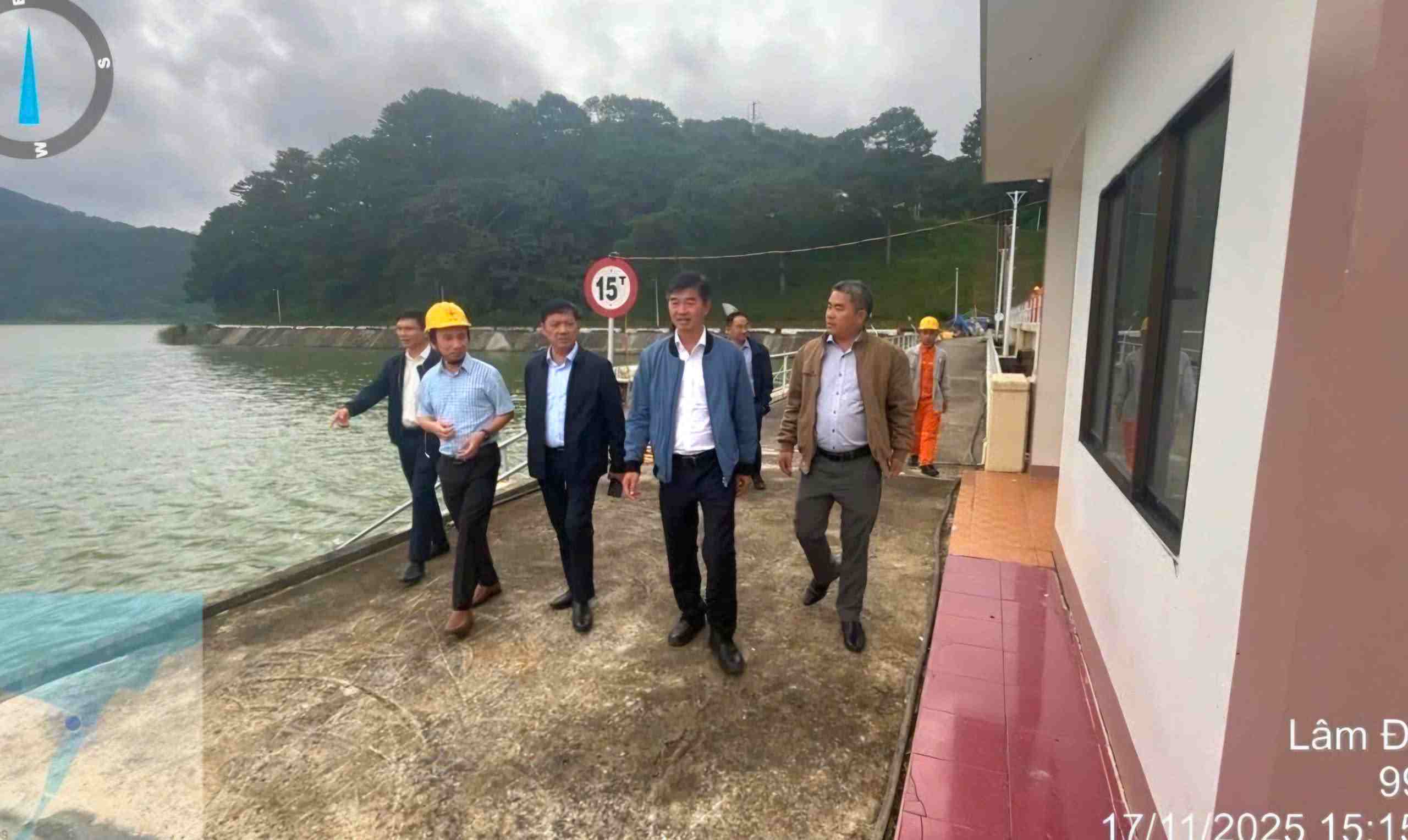 Pho Chu tich UBND tinh Lam Dong Le Trong Yen kiem tra thuc te cong tac van hanh ho chua Don Duong ngay 17.11. Anh: Cong ty cung cap.  