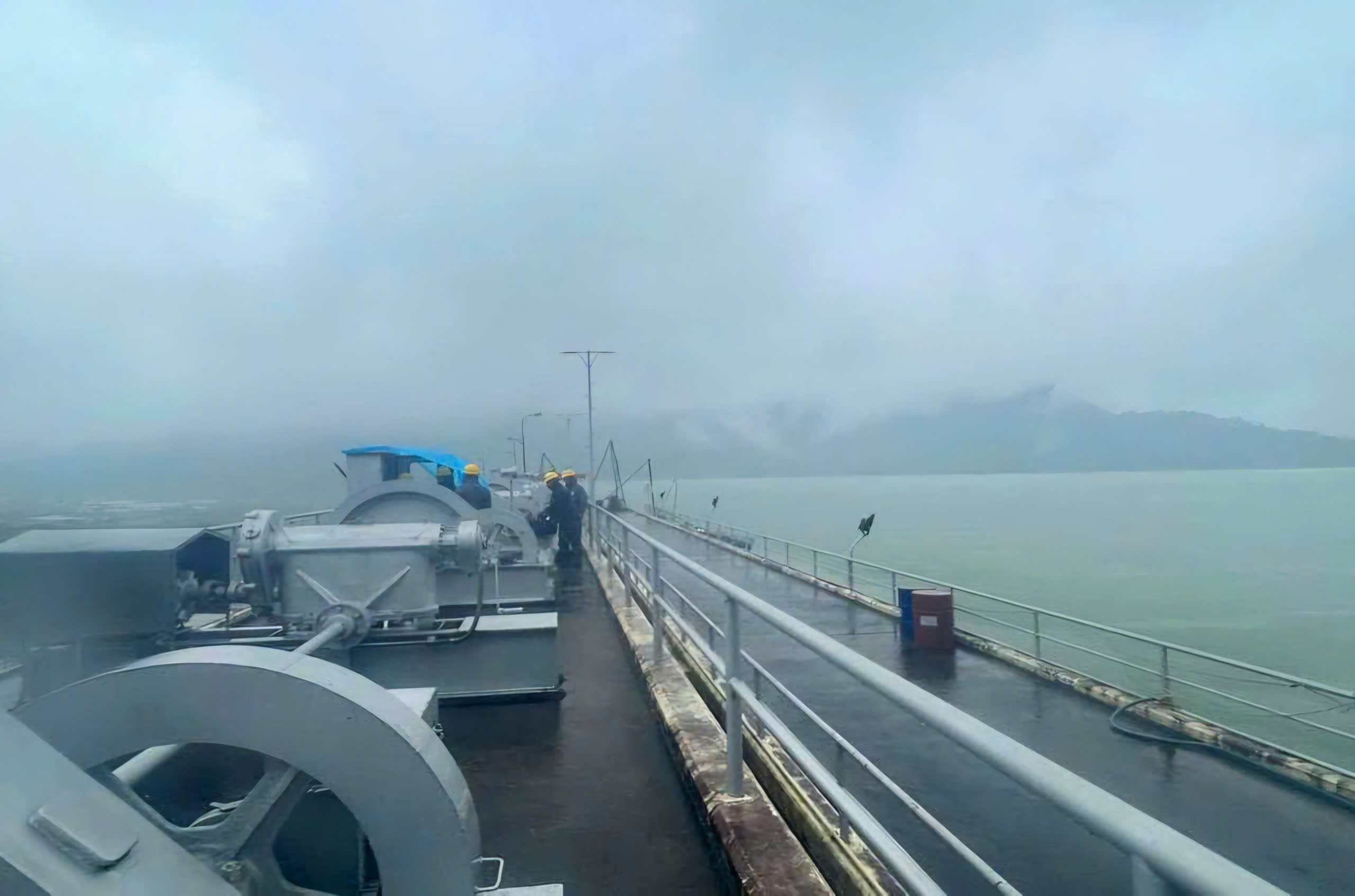 Cac luc luong xung kich kiem tra thiet bi san sang truoc khi xa dieu tiet ho Don Duong. Anh: Cong ty cung cap.