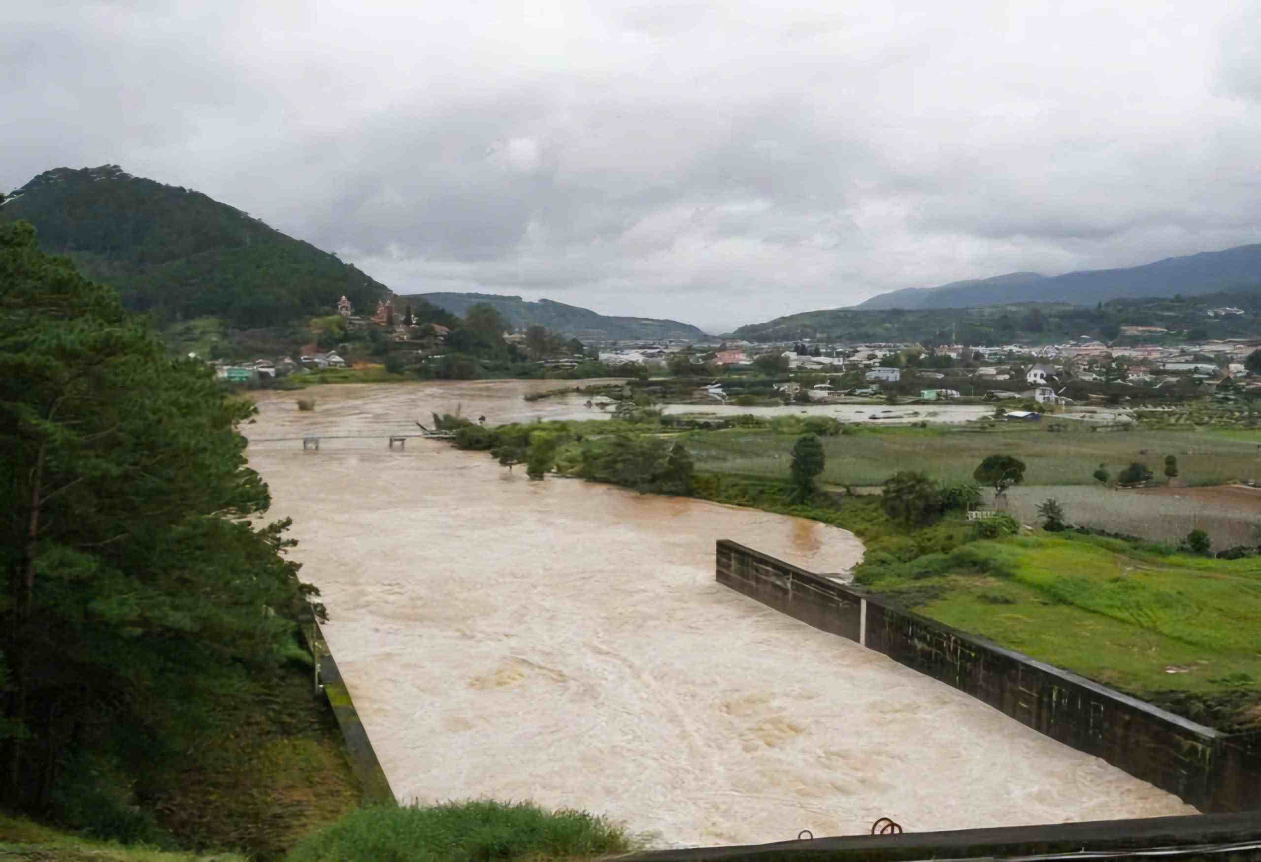 Ho Don Duong (Lam Dong province) discharges water with a flow rate of 500 m3/s. Photo: Provided by the company