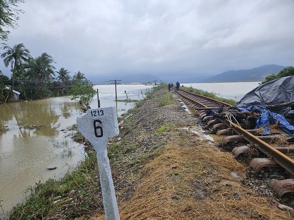 Many sections of the railway through the Central region are affected by flooding. Photo: Ironkg Corporation