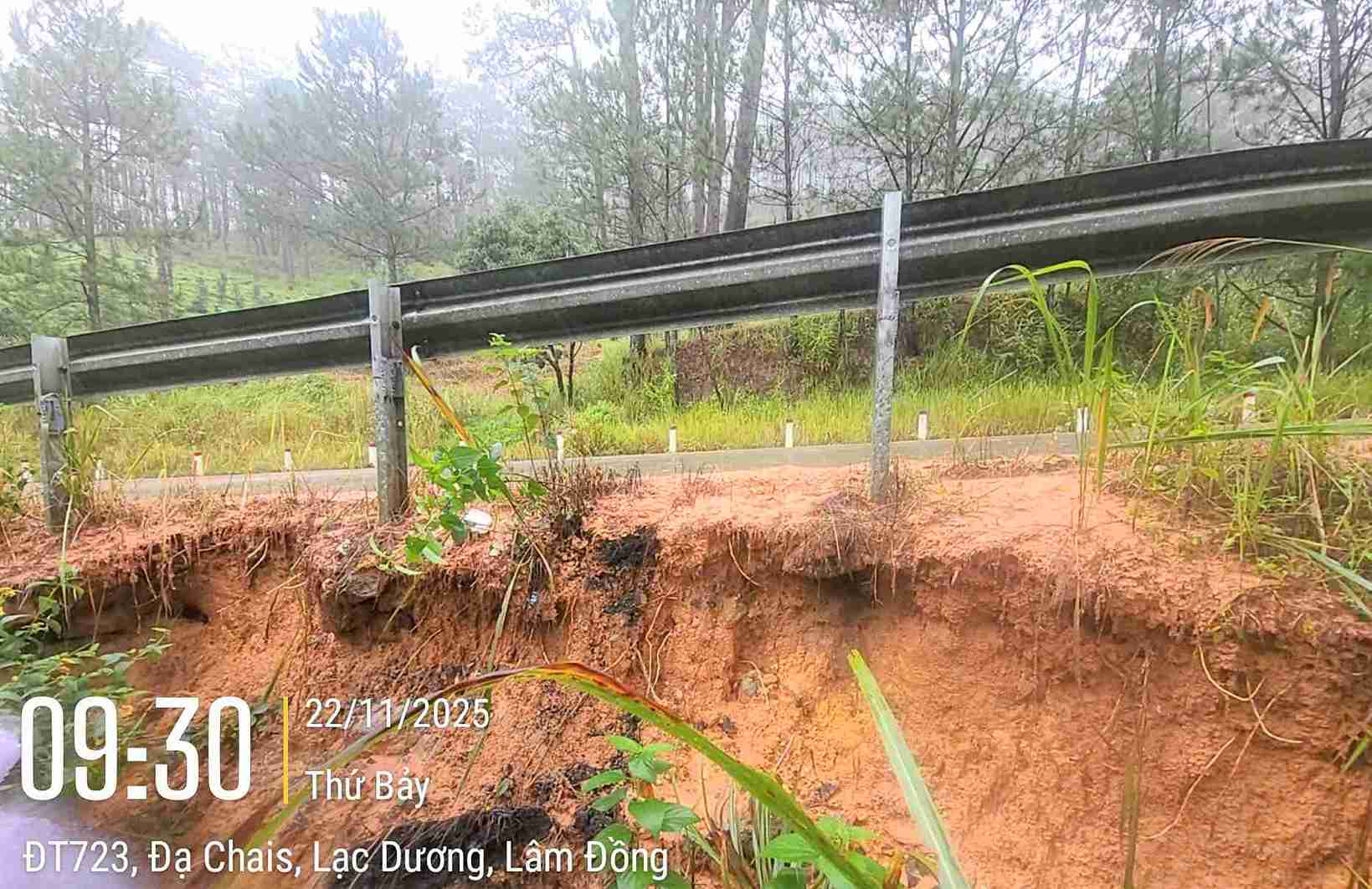 Bo taluy duong tren Quoc lo 27C bi sat lo ham ech nguy hiem. Anh: Luc luong chuc nang cung cap.