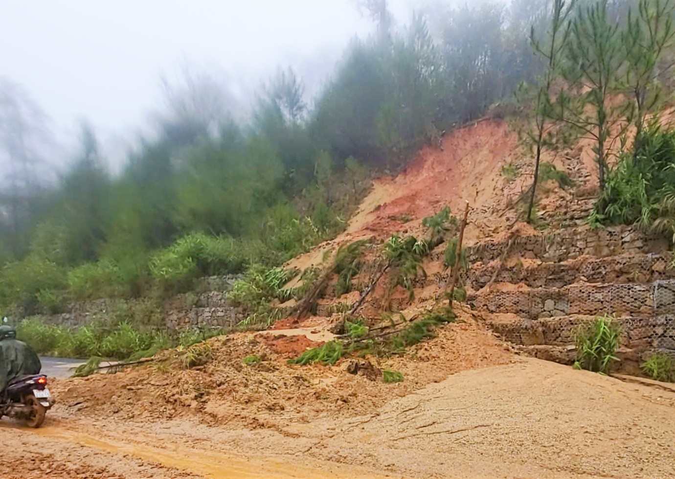 Sat lo nghiem trong tren Quoc lo 27C, doan gan deo Khanh Le khien giao thong chia cat. Anh: Luc luong chuc nang cung cap.