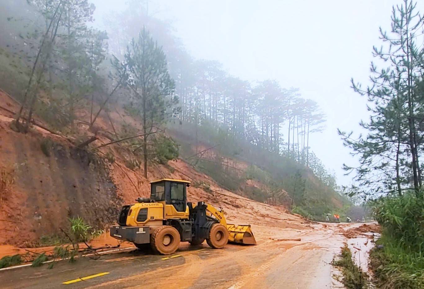 Las fuerzas funcionales de la provincia de Lam Dong se centran en superar los deslizamientos de tierra en la Carretera Nacional 27C. Foto: Phuc Khanh