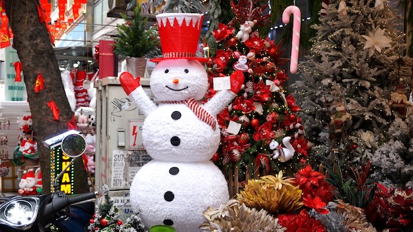 El ambiente navideño temprano cubre la calle Hang Ma pero el poder adquisitivo aun no ha aumentado fuertemente