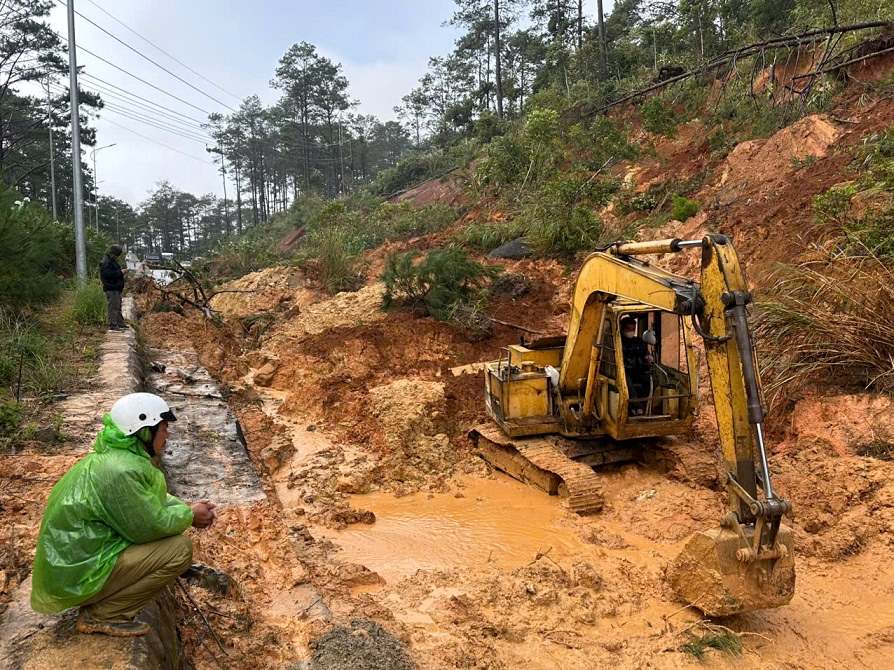 Overcoming the landslide at Km 112 + 200, by 12 noon today, National Highway 24 through Quang Ngai province has been temporarily opened to traffic. Photo: Vien Nguyen