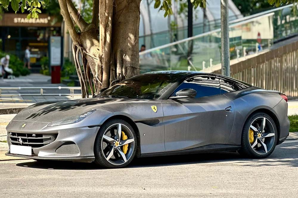 El Ferrari Portofino M negro mate aparece en las calles de Hanoi. Foto: Hoang Tran