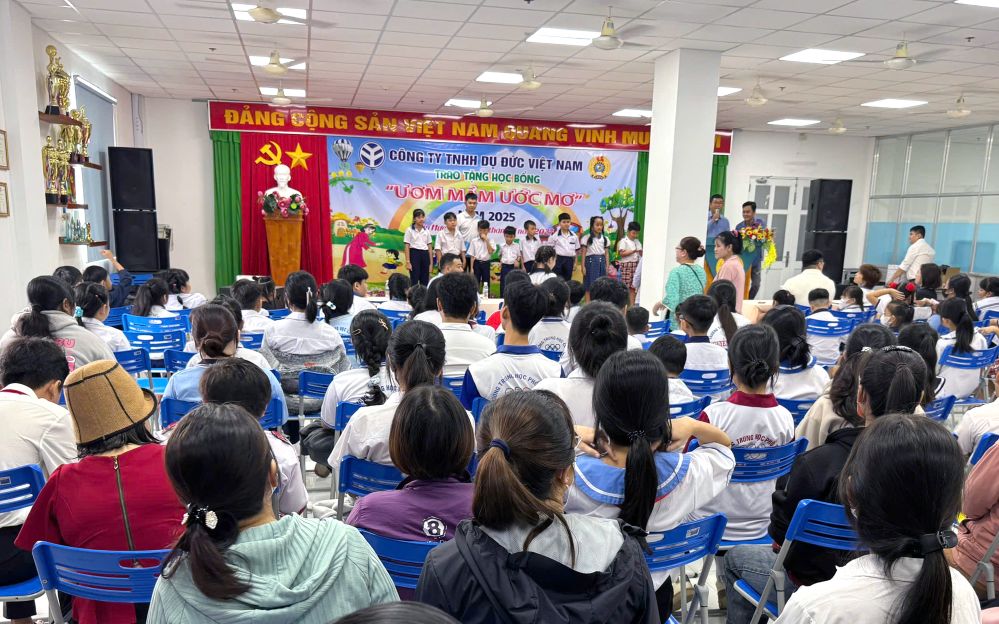 Quang canh buoi trao hoc bong. Anh: Thanh Mai