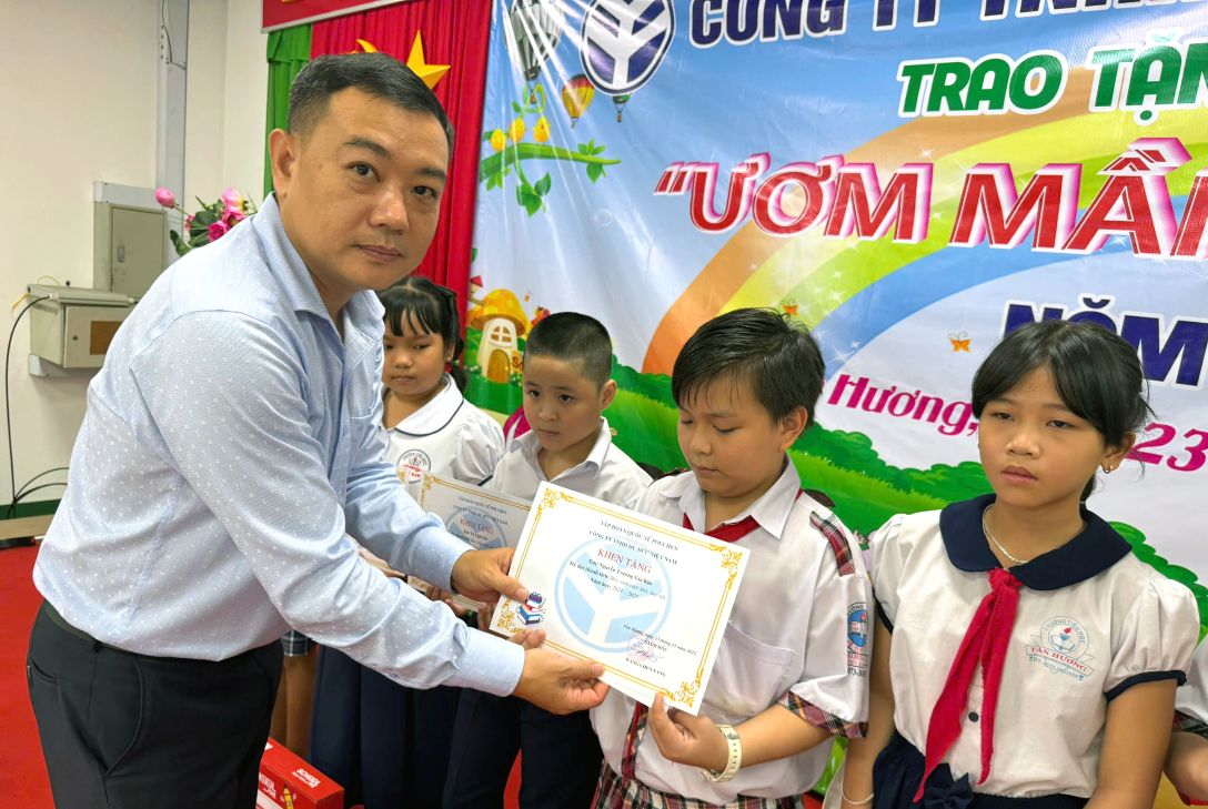 Ong Nguyen Van Be Ba - Chu tich CDCS trao hoc bong cho con doan vien vuot kho hoc gioi. Anh: Thanh Mai