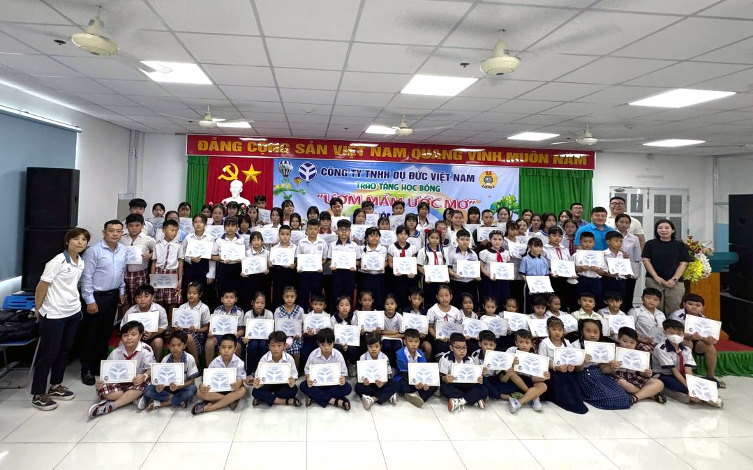 Trao hoc bong cho 100 con doan vien vuot kho hoc gioi. Anh: Thanh Mai