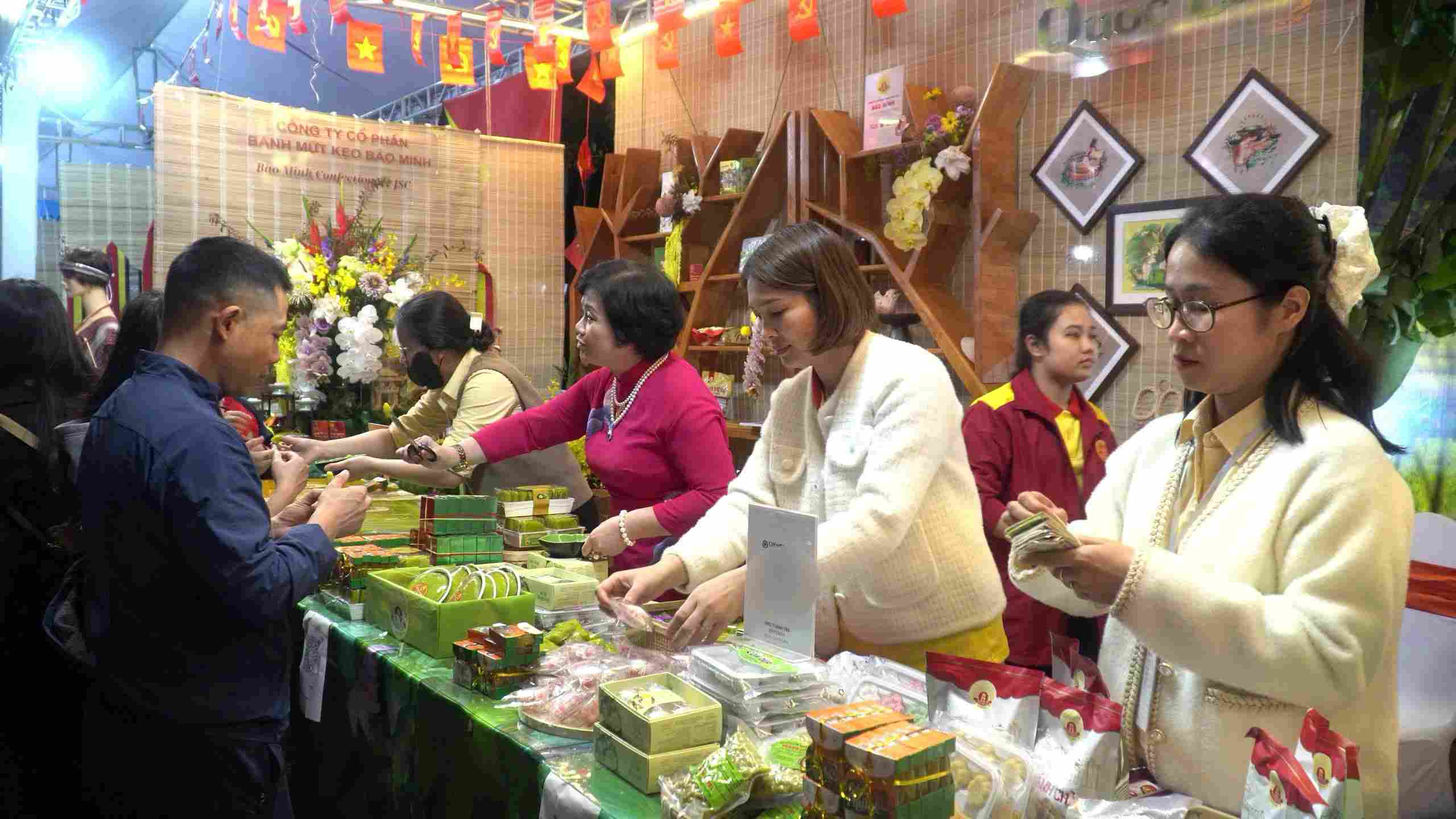 2025년 국제 음식 축제에서 베트남 banh com이 갑자기 중심이 되었습니다. 사진: Minh Vu