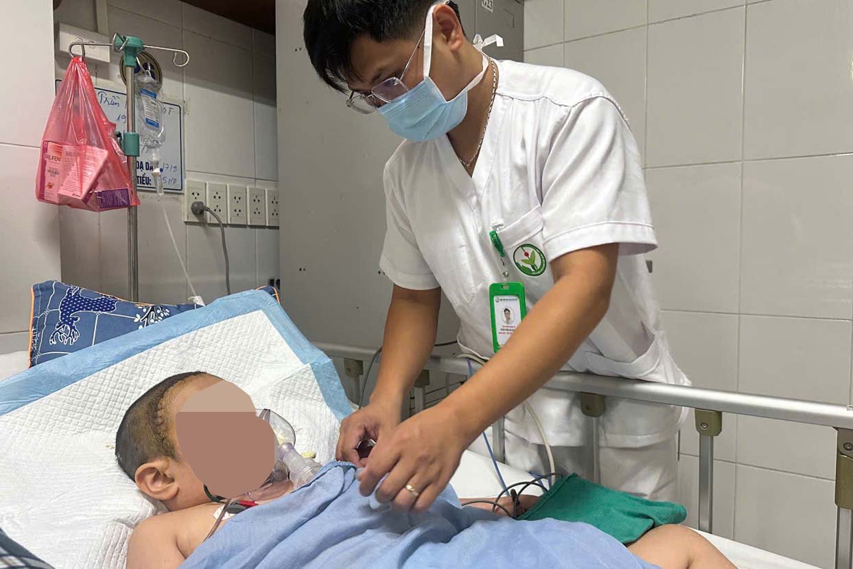 Nhu Y had a bulge in her skull deep in her brain, requiring surgery continuously, while her family was exhausted and borrowed money from everywhere to save her child. Photo: A.B