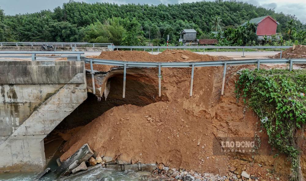 En el Km13+400 (interseccion de Khe Tre - autopista La Son - Hoa Lien) la superficie de la carretera esta gravemente erosionada los taludes estan estancados en la base rocosa durante la lluvia record de finales de octubre. Foto: Nguyen Luan