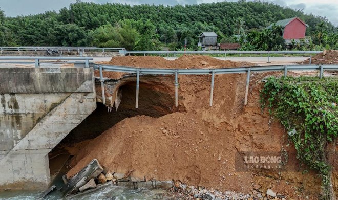 Lên phương án làm cầu cạn trên cao tốc La Sơn - Hòa Liên để ngăn sạt lở