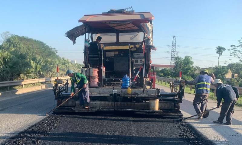 Don vi thi cong sua chua mat duong cao toc Ha Noi - Thai Nguyen. Anh: Nguyen Trung