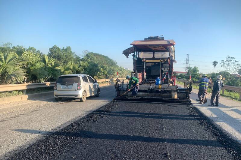 Sau khi cao boc cac vi tri xuong cap, don vi thi cong se tien hanh tham nhua. Anh: Nguyen Trung