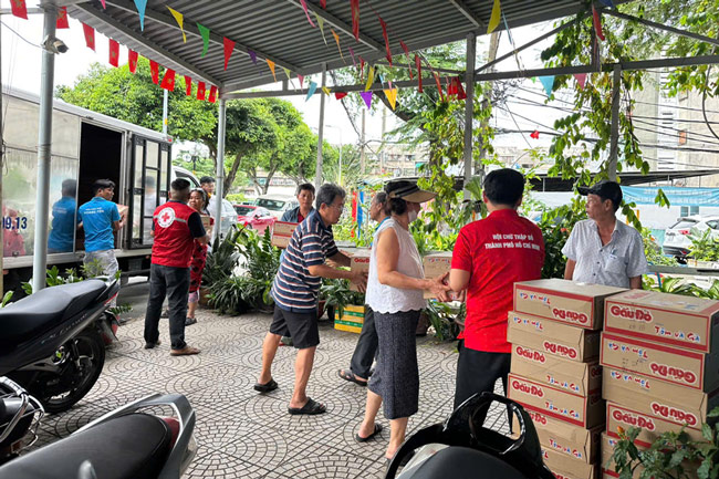 Ho Chi Minh City residents gather love, turn to the people of the Central region