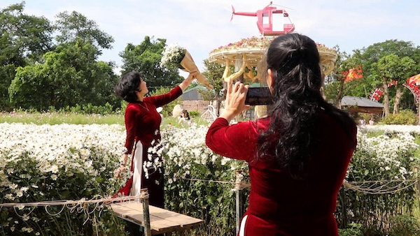 Nhiều nàng thơ tranh thủ tới sớm để tránh cảnh đông đúc. Ảnh: Mỹ Linh. 