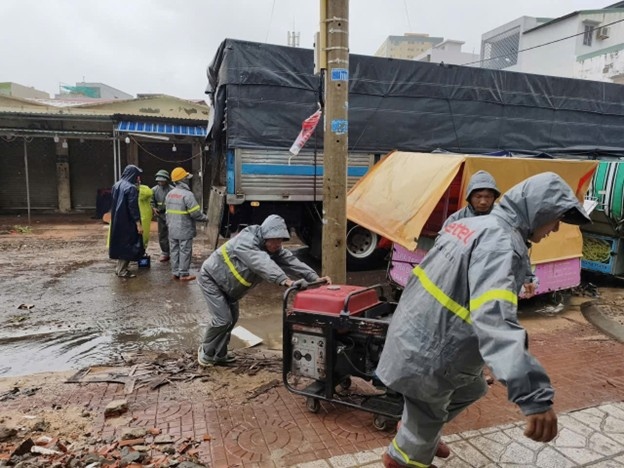 Nhan vien Viettel Gia Lai chuyen thiet bi di cuu song