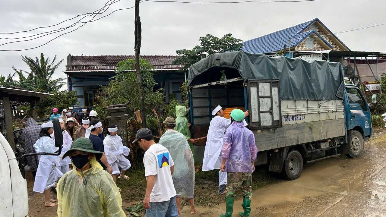 La escena de la devastacion tras la historica inundacion todavia esta claramente visible en cada casa y calle en la comuna de Hoa Thinh. Foto: Huu Long