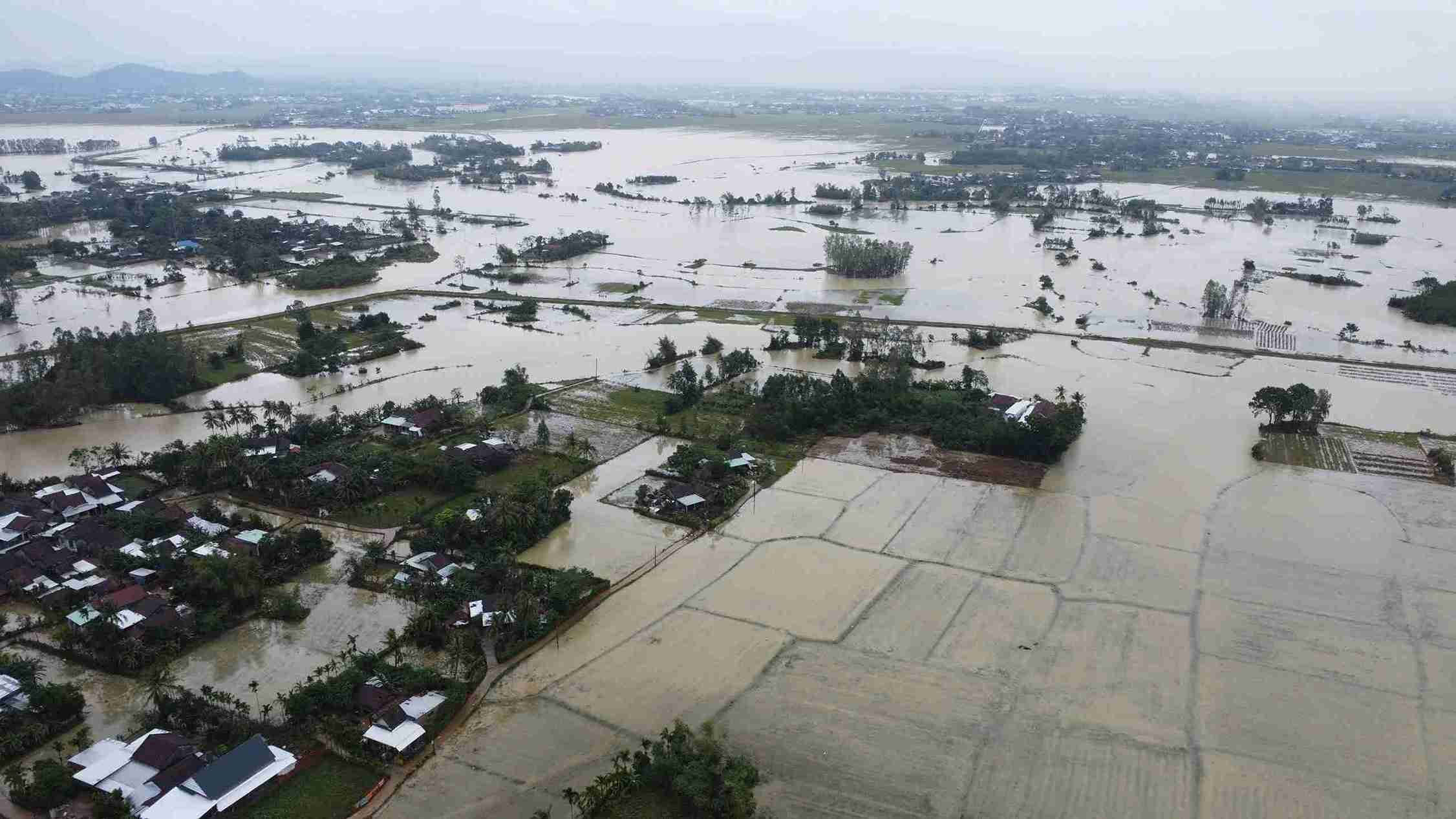 Hien nay nuoc lu o khu vuc xa Hoa Thinh van chua rut het. Anh: Huu Long