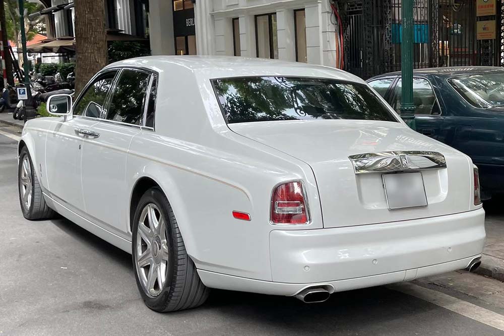 Rolls-Royce Phantom Spirit of Ecstasy Centenary Edition is super rare, appearing on the streets of Hanoi. Photo: Le Ngoc Anh