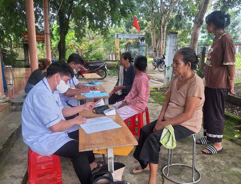 Buon Donコミューンの住民は、健康相談、診察、ケアを受けています。写真:Bao Lam