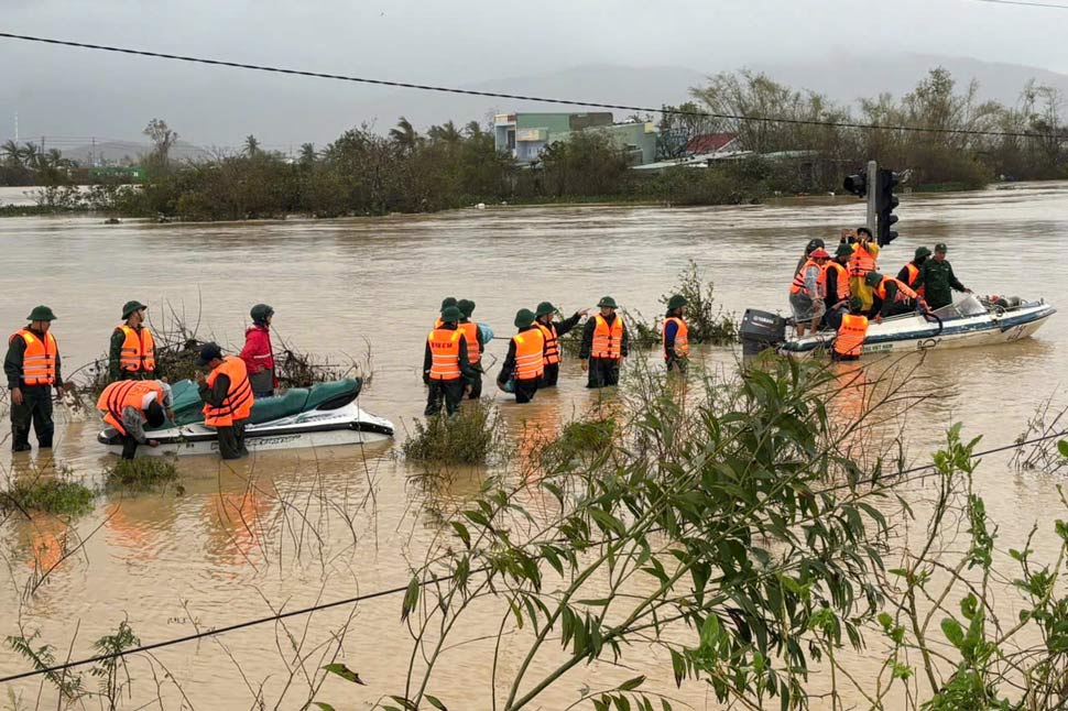 Luc luong quan doi cung phuong tien ung cuu nguoi dan bi co lap do lu. Anh: Thanh Binh