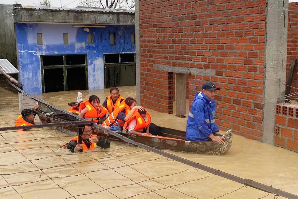 Gia Lai 지방 국경 수비대가 격렬한 홍수를 헤치고 고립된 사람들을 구조합니다. 사진: Thanh Binh