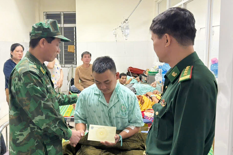 Ban Chi huy Bo doi Bien phong tinh Gia Lai tham hoi, dong vien thieu ta Thinh. Anh: Thanh Binh