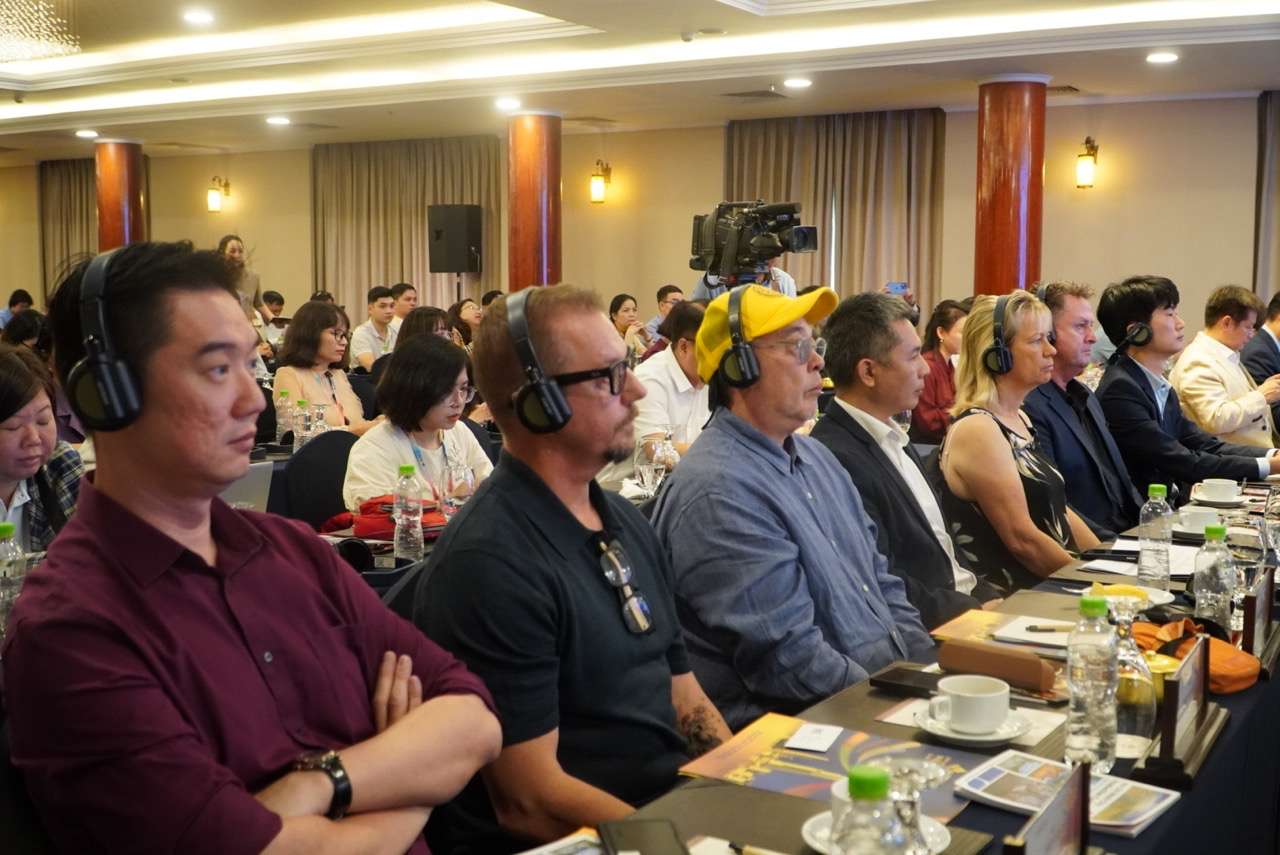 Cac chuyen gia quoc te tham gia hoi thao. Anh: Mai Anh.